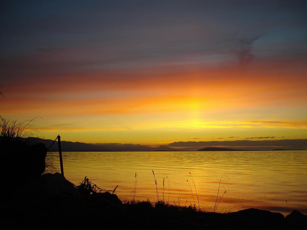 Bed and Breakfast At Nautica Tigh Private Keypad Entrances Qualicum Beach Esterno foto