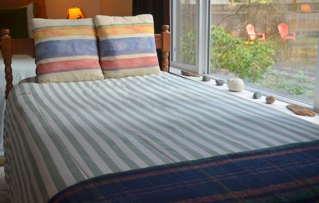 Bed and Breakfast At Nautica Tigh Private Keypad Entrances Qualicum Beach Esterno foto
